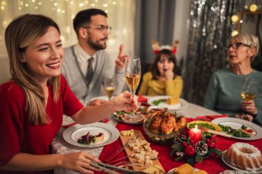 Mutlu çok nesilli aile evde birlikte yemek yiyor. Evde Noel yemeğinde aile.