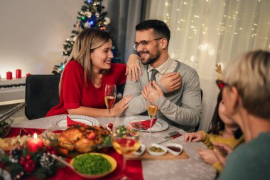 Mutlu çok nesilli aile evde birlikte yemek yiyor. Evde Noel yemeğinde aile.