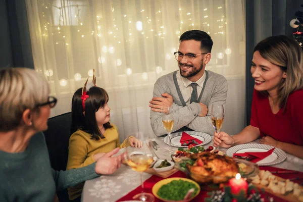 多代快乐的家庭一起在家里共进午餐 一家人在家里吃圣诞大餐 — 图库照片