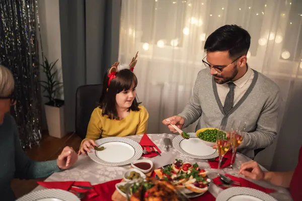 Glückliche Mehrgenerationenfamilie Beim Gemeinsamen Mittagessen Hause Familie Beim Weihnachtsessen Hause — Stockfoto