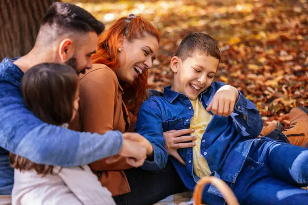 Ouders Kietelen Hun Kinderen Zonnige Herfstdag Het Kleurrijke Park — Stockfoto