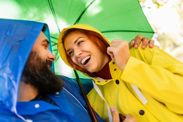 Junges Verliebtes Paar Genießt Nach Regen Park — Stockfoto