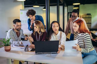 Ofiste birlikte çalışan bir grup çok ırklı iş adamı.