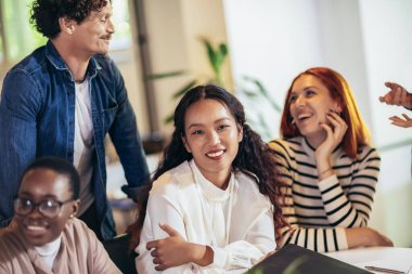 Ofiste birlikte çalışan bir grup çok ırklı iş adamı.