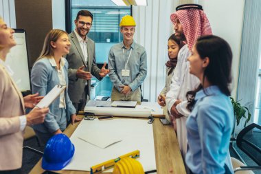 Çok kültürlü iş adamları toplanıp iş yatırımları hakkında konuşuyorlar. Bir toplantıda Arap iş adamları.