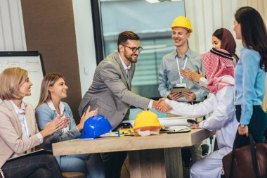 Çok kültürlü iş adamları toplanıp iş yatırımları hakkında konuşuyorlar. Bir toplantıda Arap iş adamları.