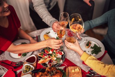 Mutlu çok nesilli aile evde birlikte yemek yiyor. Evde Noel yemeğinde aile.