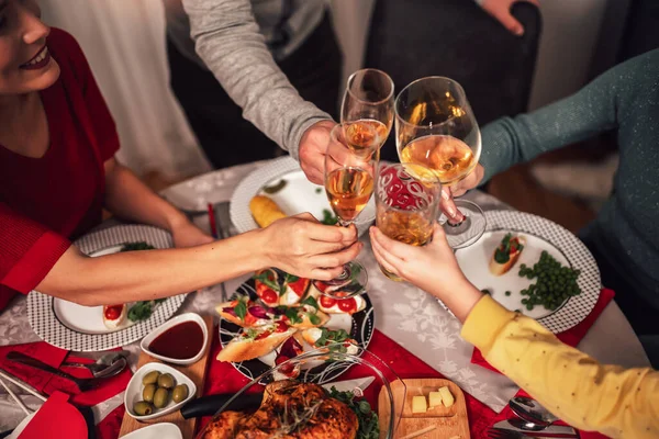 Mutlu çok nesilli aile evde birlikte yemek yiyor. Evde Noel yemeğinde aile.