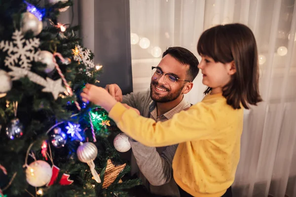 Liefdevolle Vader Viert Kerstmis Met Zijn Dochter Bij Mooie Kerstboom — Stockfoto