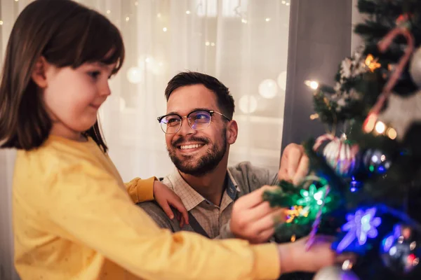 Liefdevolle Vader Viert Kerstmis Met Zijn Dochter Bij Mooie Kerstboom — Stockfoto