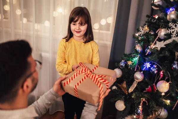 Kärleksfull Far Firar Jul Med Sin Dotter Vid Den Vackra — Stockfoto