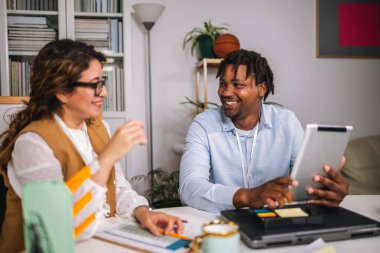 Yurt içinde birlikte çalışan genç iş adamlarının portresi. Çift çalışması başlangıç konsepti
