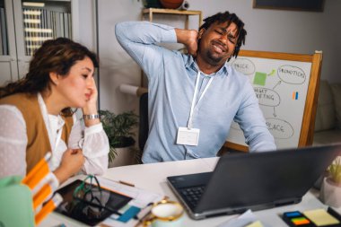Yurt içinde birlikte çalışan genç iş adamlarının portresi. Çift çalışması başlangıç konsepti