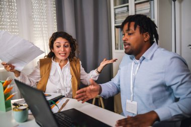 Yurt içinde birlikte çalışan genç iş adamlarının portresi. Çift çalışması başlangıç konsepti