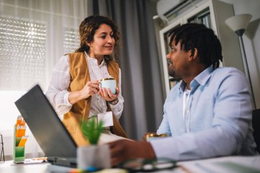 Yurt içinde birlikte çalışan genç iş adamlarının portresi. Çift çalışması başlangıç konsepti