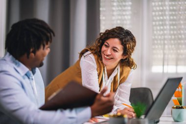 Yurt içinde birlikte çalışan genç iş adamlarının portresi. Çift çalışması başlangıç konsepti