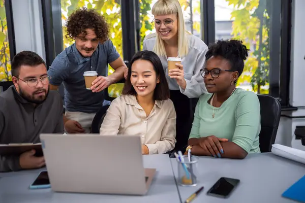 Grupo Empresários Diversos Usando Laptop Enquanto Trabalham Juntos Espaço Trabalho — Fotografia de Stock