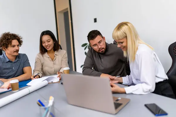 노동자 리더는 회의실에서 직장에서 프로젝트를 관리하는 팀워크 — 스톡 사진