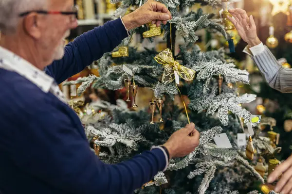 Seorang Pria Menghias Pohon Natal Bersiap Untuk Liburan — Stok Foto