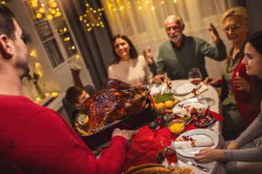 Yemek masasında lezzetli bir hindi. Aile yemeği..