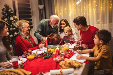 Yemek masasında lezzetli bir hindi. Aile yemeği..