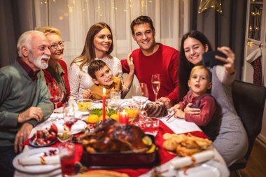 Aile Noel yemeğinde selfie çekiyor..