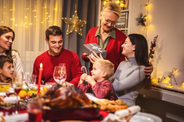 Büyükanne ve büyükbaba Noel 'de ailelerine hediye getirmiş..