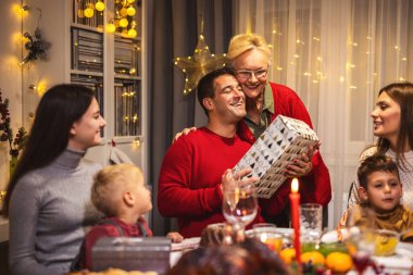 Büyükanne ve büyükbaba Noel 'de ailelerine hediye getirmiş..