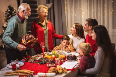 Yemek masasında lezzetli bir hindi. Aile yemeği..