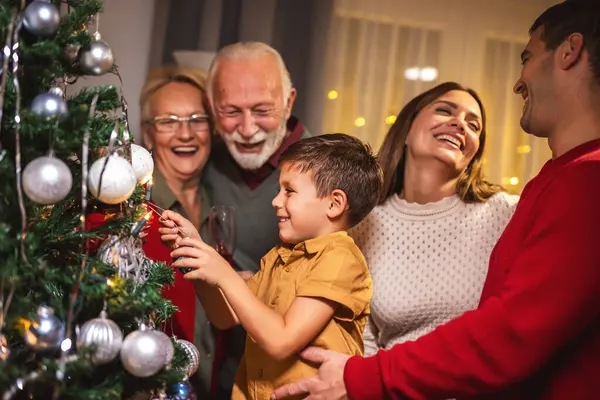 Bir ağacı ışık ve taşaklarla süslemek. Noel zamanı.