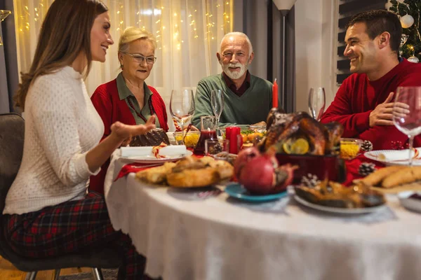 Lycklig Familj Som Äter Julmiddag Med Sina Morföräldrar Äta Hemlagad — Stockfoto
