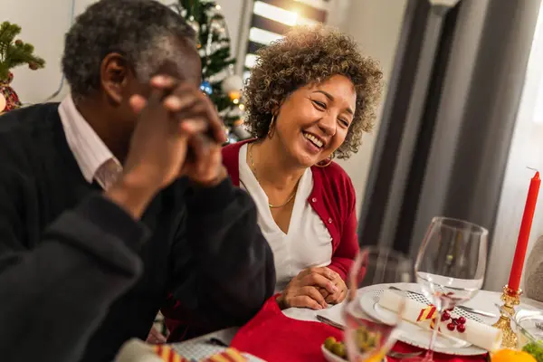 Abuelos Hablando Cena Navidad — Foto de Stock