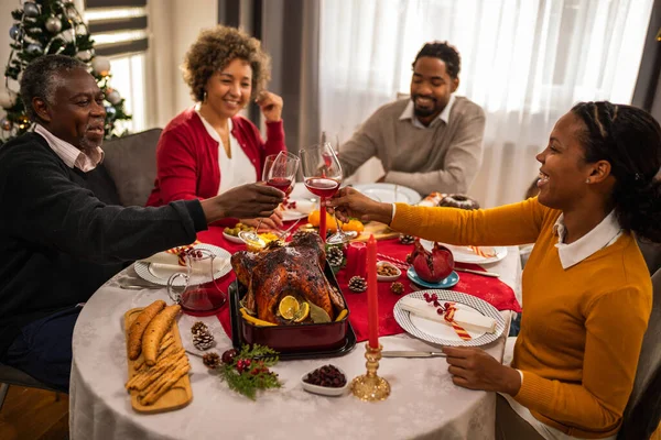 Familie Stößt Heiligabend Mit Wein — Stockfoto