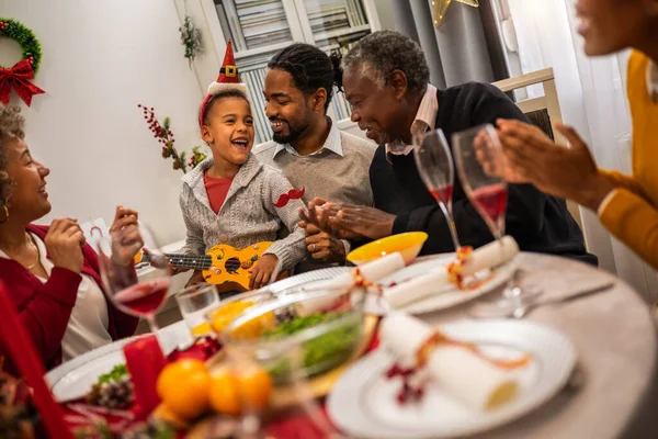 Famiglia Divertirsi Vigilia Natale Tavolo — Foto Stock