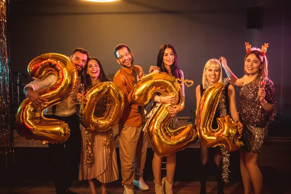 Yeni Yılı Gece Kulübünde Kutlayan Bir Grup Genç Altın Numaralı — Stok fotoğraf