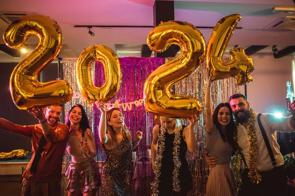 Een Groep Jongeren Die Nieuwjaar Vieren Nachtclub Hebben Gouden Ballonnen — Stockfoto
