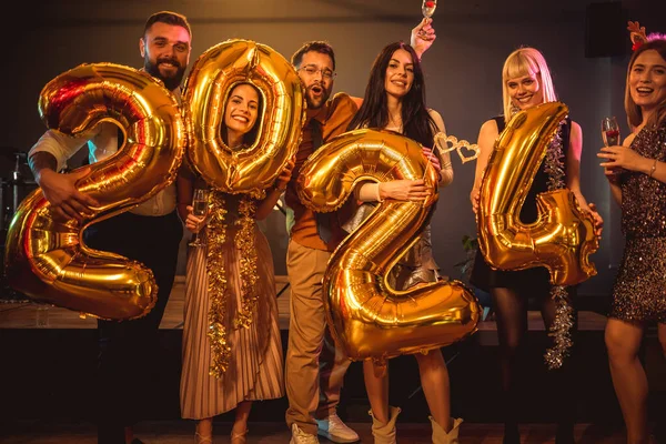 Eine Gruppe Junger Leute Feiert Neujahr Nachtclub Sie Halten Goldene — Stockfoto