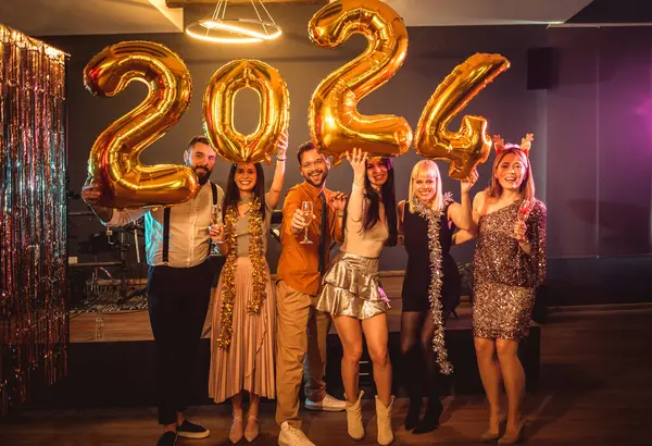 Ungdomar Som Firar Nyår Nattklubben Håller Guld Nummer Ballonger — Stockfoto