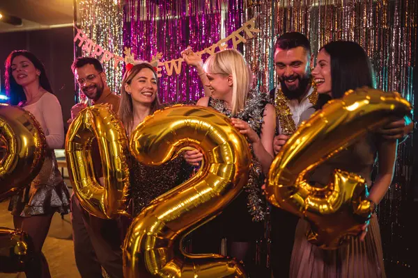 Group Younge People Celebrating New Year Nightclub Holding Gold Number — Stock Photo, Image