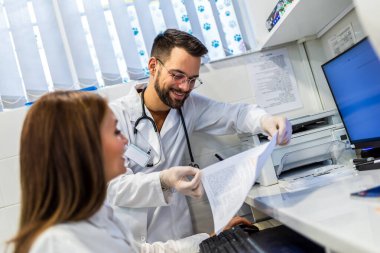 Laboratuvarda çalışan veterinerler. Veteriner doktorlar hayvan hastanesinde numune inceliyor..