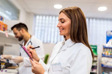 Laboratuvarda çalışan veterinerler. Veteriner doktorlar hayvan hastanesinde numune inceliyor..