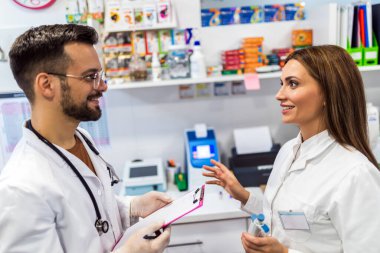 Laboratuvarda çalışan veterinerler. Veteriner doktorlar hayvan hastanesinde numune inceliyor..