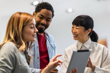 Modern ofiste belgeleri bir arada tutan çok ırklı meslektaşlar.