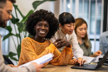 Modern ofiste gülümseyen genç Afrikalı Amerikalı iş kadınının portresi..