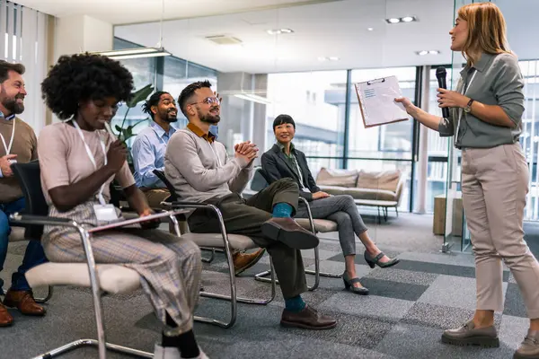Junge Businessfrau Belehrt Ihre Multiethnischen Kollegen Eine Rede Halten Während — Stockfoto