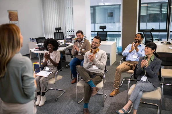 Junge Businessfrau Belehrt Ihre Multiethnischen Kollegen Alle Applaudieren Ihrer Rede — Stockfoto