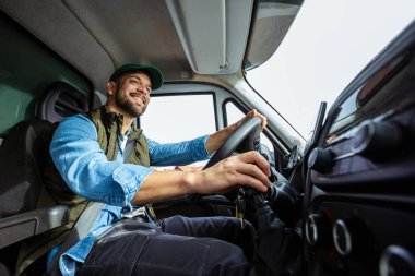 Çekici servisinde çalışan ve kamyonunu süren yakışıklı bir genç..