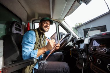 Çekici servisinde çalışan ve kamyonunu süren yakışıklı bir genç.. 