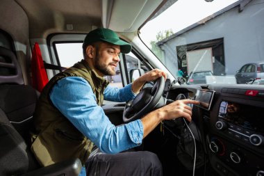 Çekici servisinde çalışan ve kamyonunu süren yakışıklı bir genç..