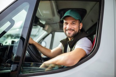 Çekici servisinde çalışan ve kamyonunu süren yakışıklı bir genç..